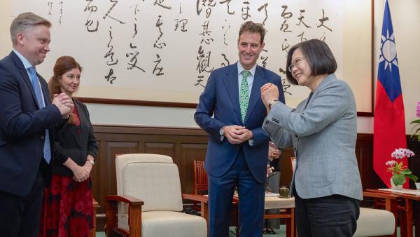 800x450%20Taiwan%20President%20Tsai%20Ing-wen%20greeting%20Australian%20Office%20Taipei