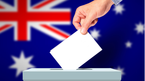 800x450%20The%20hand%20of%20man%20putting%20his%20vote%20in%20the%20ballot%20box%20with%20Australia%20flag%20on%20background