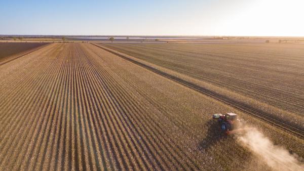 800x450%20Tractor%20in%20field%20on%20a%20farm