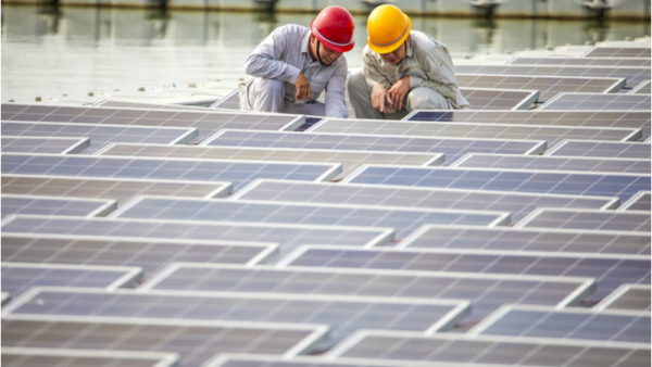 800x450%20Two%20engineers%20squatting%20among%20solar%20panels