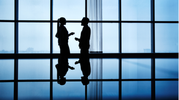 800x450%20Two%20people%20communicating%20in%20dark%20office_0