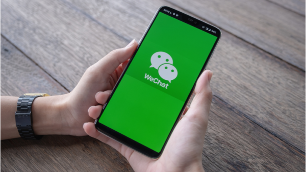 800x450%20WeChat%20app%20on%20phone%20screen