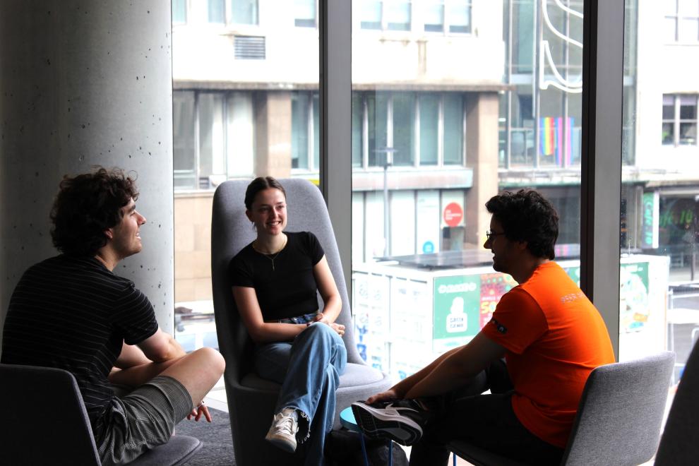 A Peer Networker laughing with students.