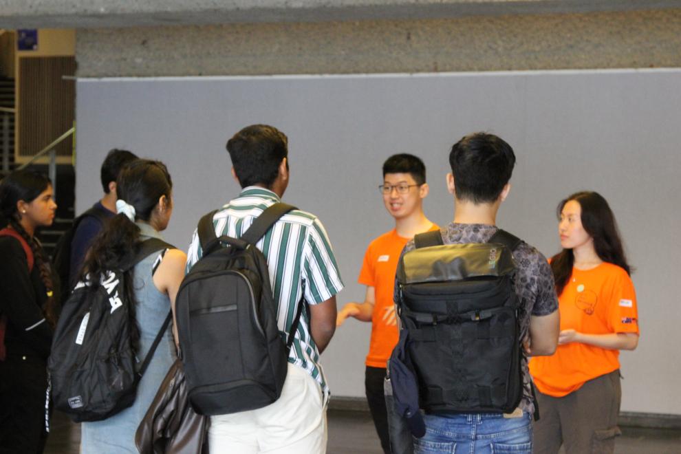 Two Peer Networkers leading a campus tour.