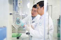 Dr. Bing Sun and professor Guoxiu Wang.