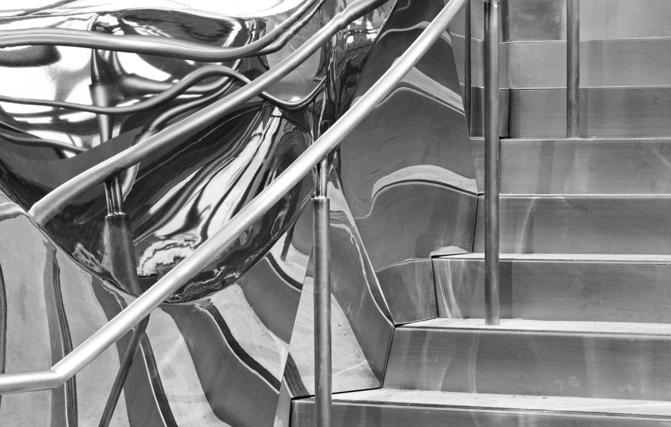 The striking stainless steel staircase lends a sculptural focal point to the main lobby and reflects the movement of both people and ideas. It starts from level 2 at the Ultimo Road entry and connects to student spaces on level 3. 