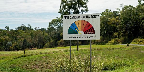 A fire danger rating sign with arrow