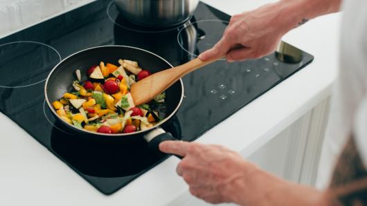 Cooking vegetables in a frypan
