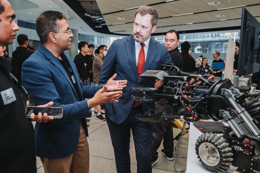 UTS Robotics Institute Director Sarath Kodagoda with Industry and Science Minister Ed Husic