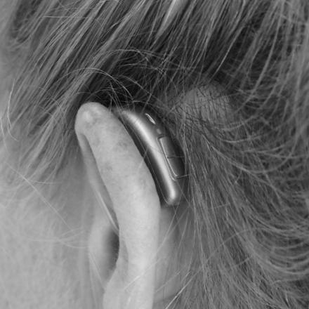 CSJI_BW_hearing aid