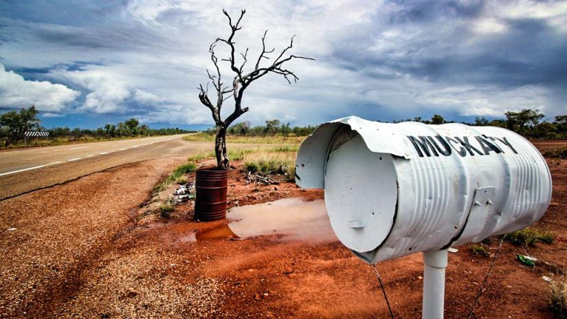 Photo of the road going past Muckaty Station, with the letterbox at front
