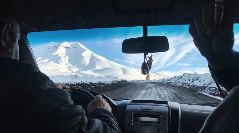 Photo of a car driving through the snow in Chile