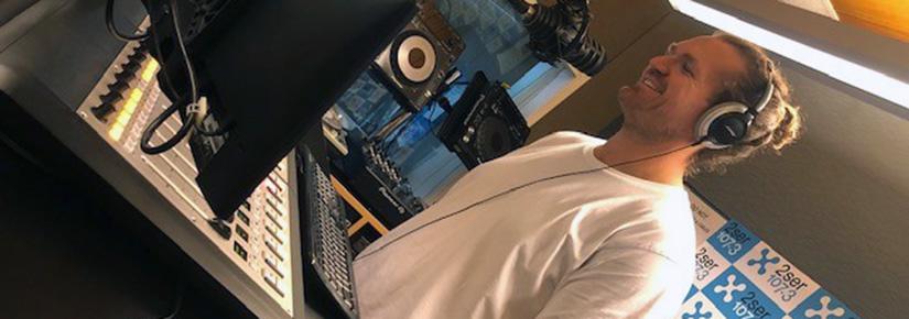 Podcast host Stefan in the 2ser studio